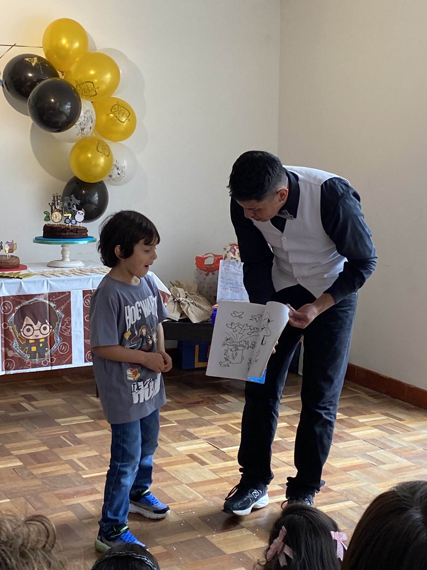 El mago asombra a un niño con un cuento mágico en una fiesta de cumpleaños