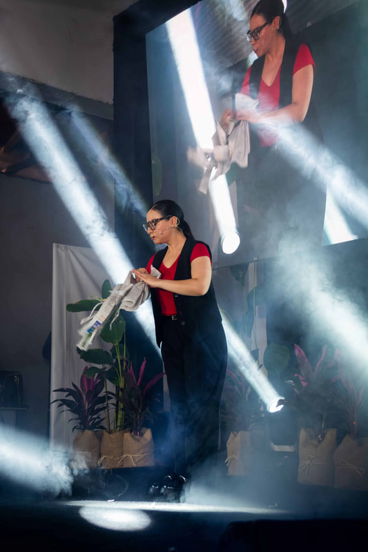 Tamara realizando magia en escena en Ambalema