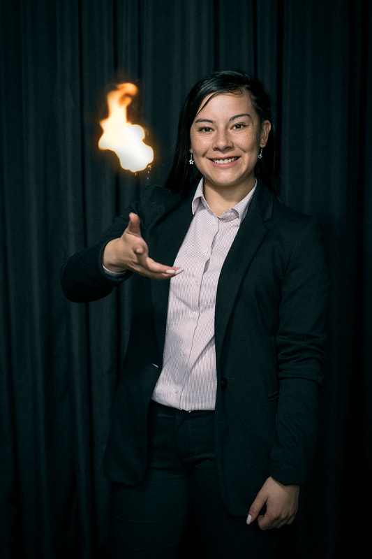 Retrato profesional de Tamara Jiménez haciendo magia con fuego