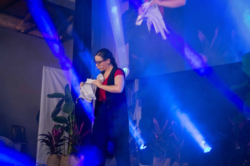 Tamara Jiménez presentando su acto en el Festival de Magia de Ambalema